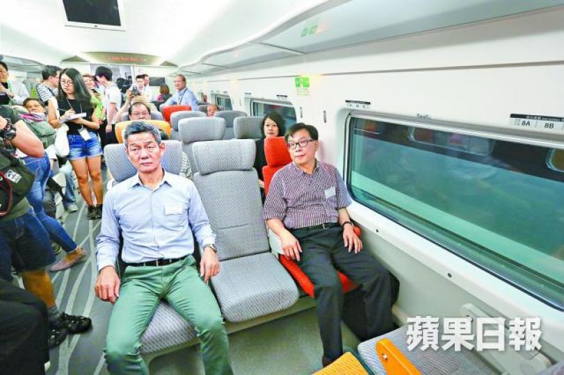 ■石崗高鐵車廠昨舉行開放日，市民試坐二等座後指感覺狹窄。夏家朗攝■高鐵顯示牌昨標示香港高鐵總站站名為「香港西九龍」。■人民力量譚得志身穿仿軍服模擬跨境執法，諷刺一地兩檢方案。