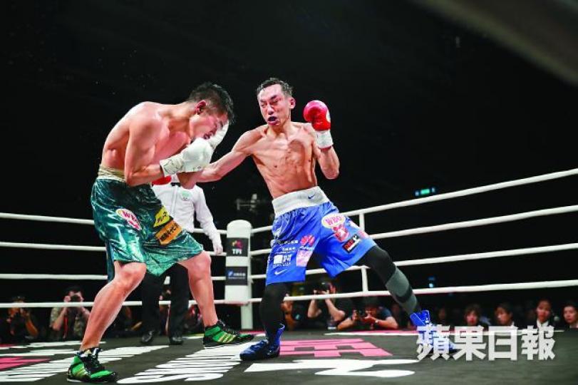 ■在第二回合因「頭撼頭」意外令左額出現巨型腫塊，但曹星如在劣勢下奮戰終獲勝。何家達攝■第二回合因「頭撼頭」（左圖）意外令左側額有一個巨型腫塊（右圖）。