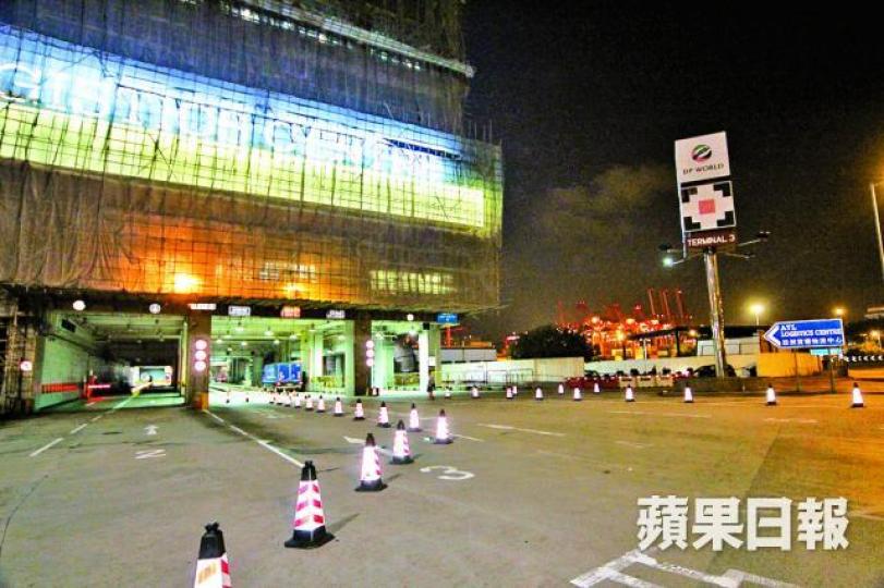 ■事主昨受友人所託到葵涌貨櫃物流中心頂更。 ■事主昨受友人所託到葵涌貨櫃物流中心頂更。