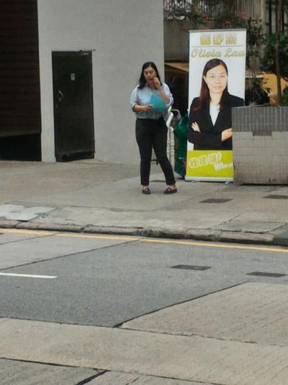 ■工黨前成員劉舒燕在東華區擺設街站,爭取市民提名參選,被質疑扮泛民
■工黨前成員劉舒燕在東華區擺設街站,爭取市民提名參選,被質疑扮泛民