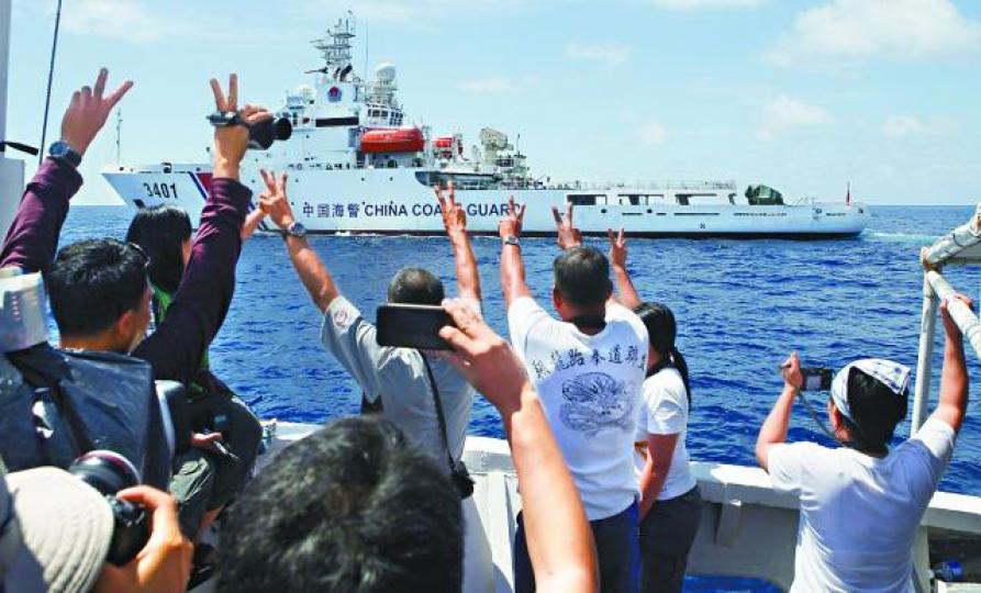 ■中國海警船在南沙群島仁愛礁與菲方船隻對峙,引發兩國在國際法庭仲裁南海主權。資料圖片 ■中國海警船在南沙群島仁愛礁與菲方船隻對峙,引發兩國在國際法庭仲裁南海主權。資料圖片