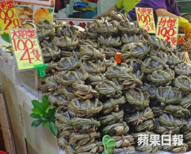 ■旺角有海鮮檔出售大閘蟹,售價由100元2隻至100元4隻不等。 ■旺角有海鮮檔出售大閘蟹,售價由100元2隻至100元4隻不等。