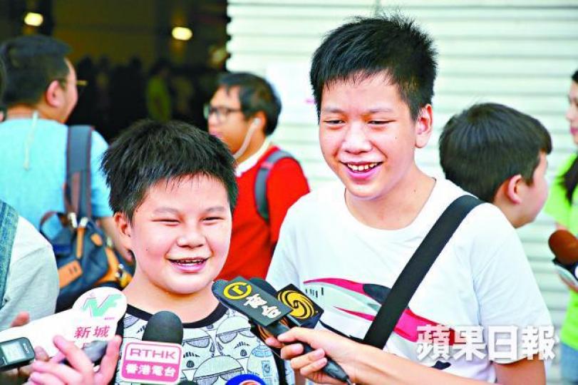 ■鐵路迷梁同學及陳同學昨參觀高鐵後,一臉興奮。 ■鐵路迷梁同學及陳同學昨參觀高鐵後,一臉興奮。