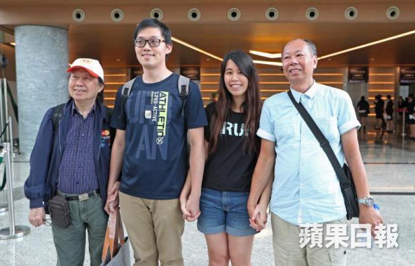 ■80後準夫妻與爸爸日前到晉海售樓處揀樓，最終買了一個兩房戶。資料圖片
