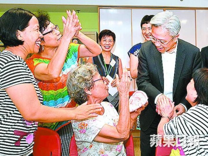 ■羅智光今年8月曾到荃灣長者地區中心探訪。■夏季流感高峰期期間，陳肇始曾巡視屯門醫院急症室。