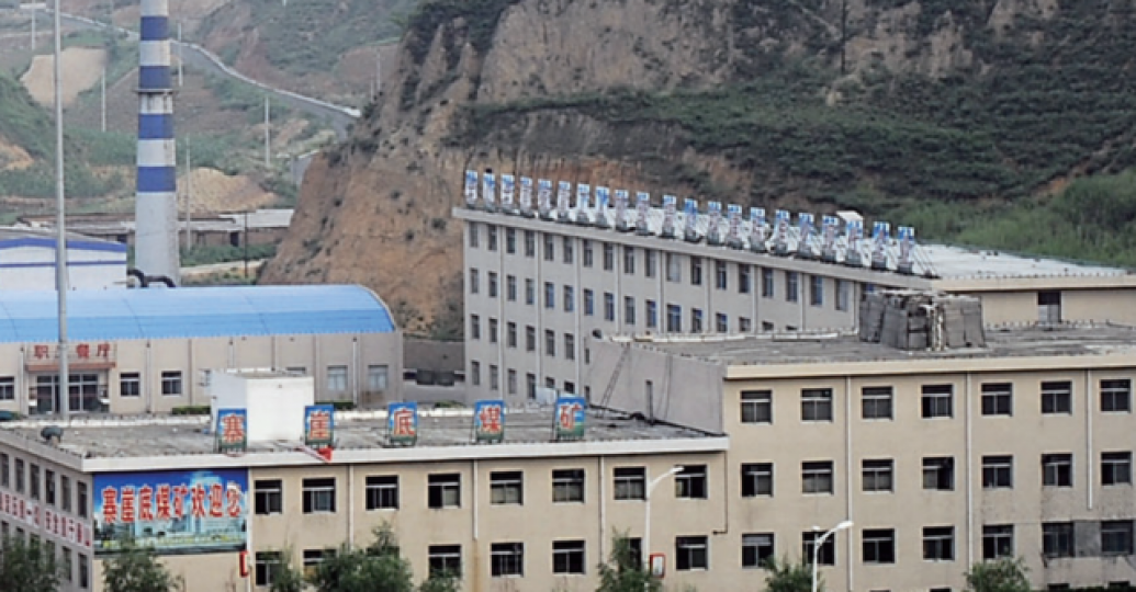 ■首鋼資源主攻焦煤炭開採及產銷相關產品，圖為位於柳林縣的寨崖底煤礦。　互聯網圖片