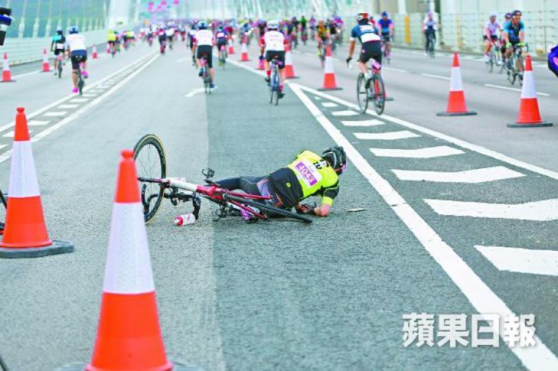 ■有選手行經汀九橋影線位時，因路面多碎石跣胎倒地。洪業銘攝■有車手參賽途中舉起手機拍攝。朱永倫攝■今屆單車節共4,900人參加，逾九成車手完成賽事。■有參賽者遇意外，鎖骨折斷送院。