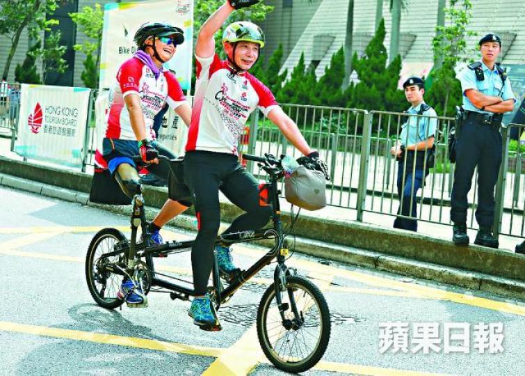 ■翟文鳳（左）12年前失去右腳，昨克服困難完成賽事。