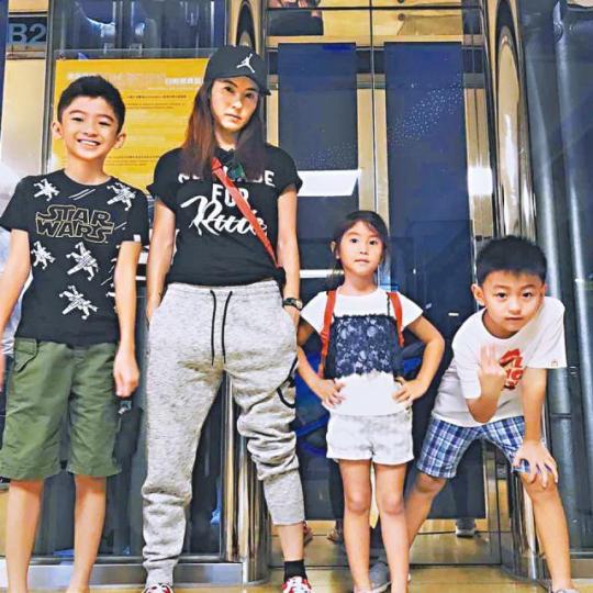 ■張栢芝帶住Lucas（左）、Quintus和姪女一同出遊。■Lucas、Quintus（左）都玩得好開心。■已經10歲嘅Lucas，越來越靚仔。■栢芝細佬豪龍都有帶住囡囡同行。