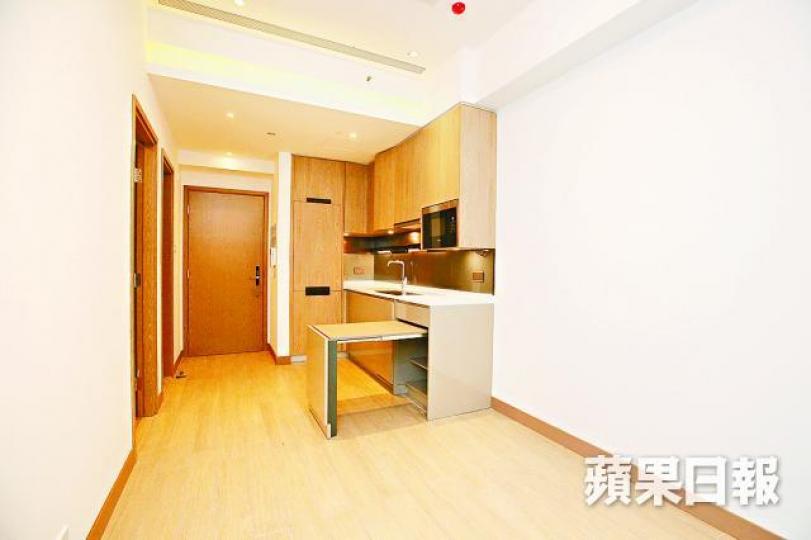 ■晉海一房示範單位中，廚櫃內藏有活動式飯枱。陳善南攝■廁所設有兩道門，分別通往大廳及睡房。
