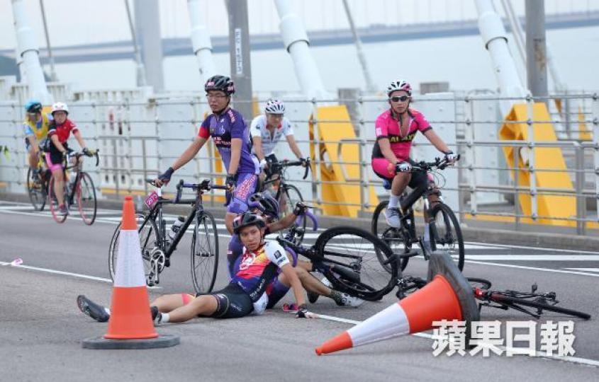 ■汀九橋掉頭位有車手失控越過分隔線，迎頭撞向對面車群。洪業銘攝