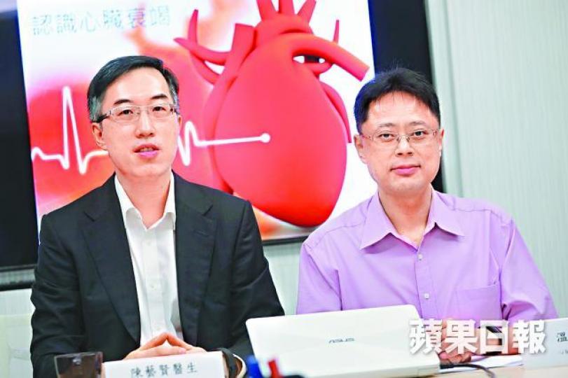 ■溫先生（右）心臟衰竭病發初期曾被誤診為哮喘；左為陳藝賢醫生。王心義攝