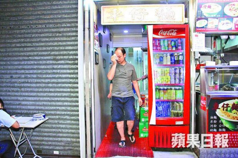 ■食店東主右眼被礦泉水樽掟中受傷。唐家輝攝