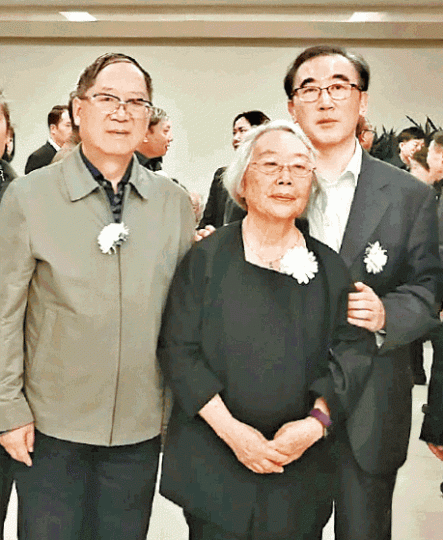■何方遺孀宋以敏（中）、兒子何寧（右）與胡耀邦兒子胡德華（左）合照。