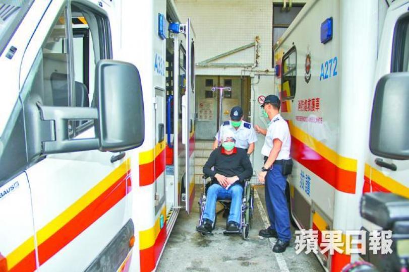 ■奮力抗賊男事主額頭、眼角及手受傷，送院敷治。
