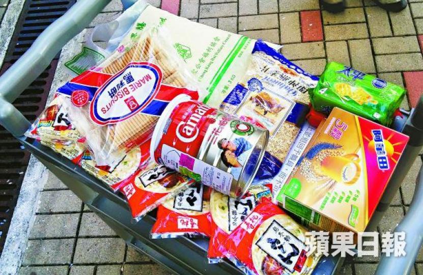 ■合資格受助人可獲派包括米、麵及奶粉等糧食，應付三餐所需。王家文攝