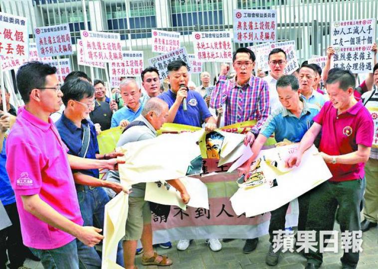 ■工聯會昨到政總示威，反對政府在護理業界輸入外勞。