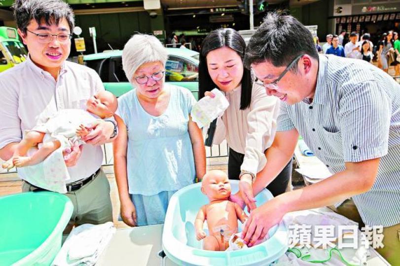 ■工黨擺街站倡設一個月侍產假，並邀請上班男士嘗試為初生嬰孩換片。