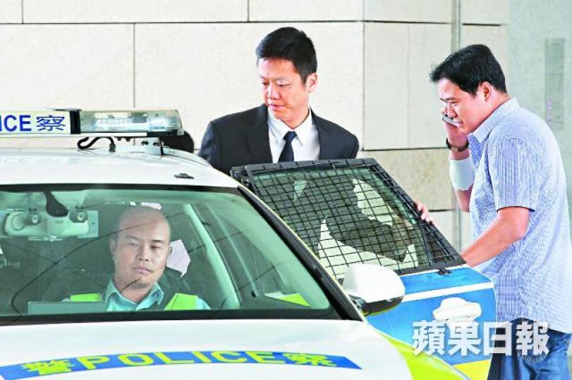 ■開槍警員黃慶威（中）昨獲悉毋須作供後，乘警車離開。黃耀興攝■黃慶威於旺角騷亂中曾向天開槍及槍指示威者。