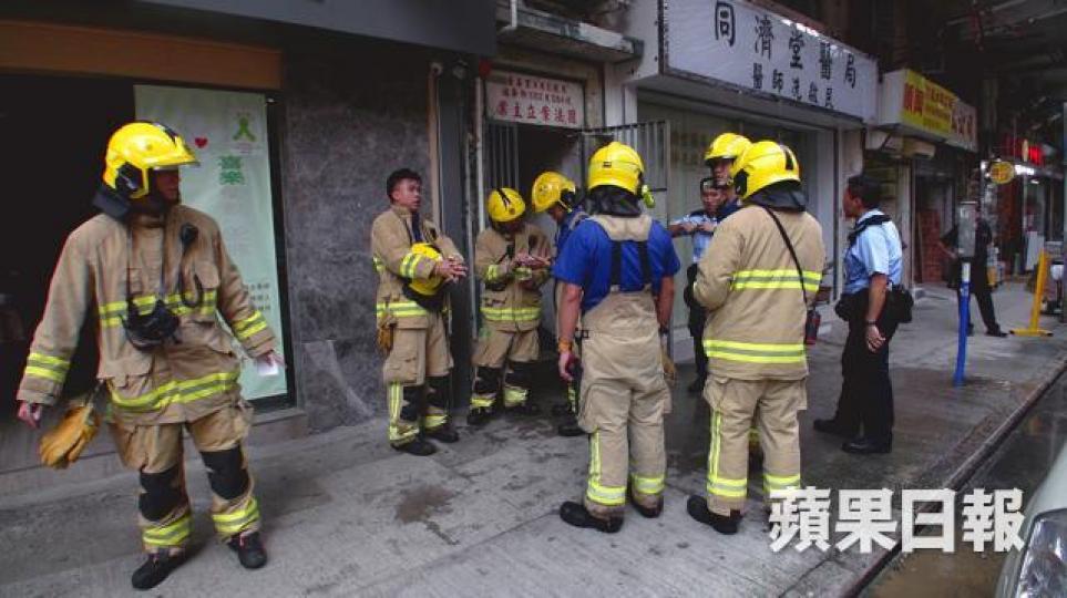 ■消防趕至開喉救熄火勢，初步懷疑一樓燒着雜物起火。黃麗英攝