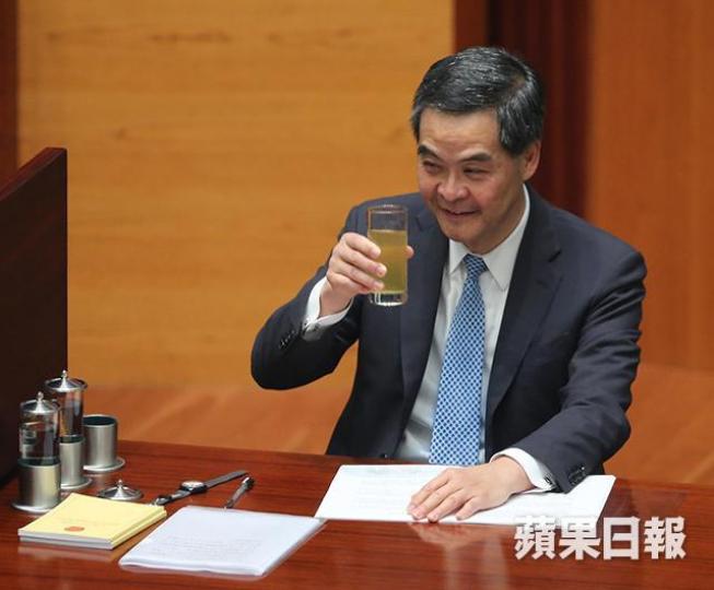 ■2015年梁振英借施政報告炮轟《學苑》，其後年輕人對中國認同感不斷下挫。