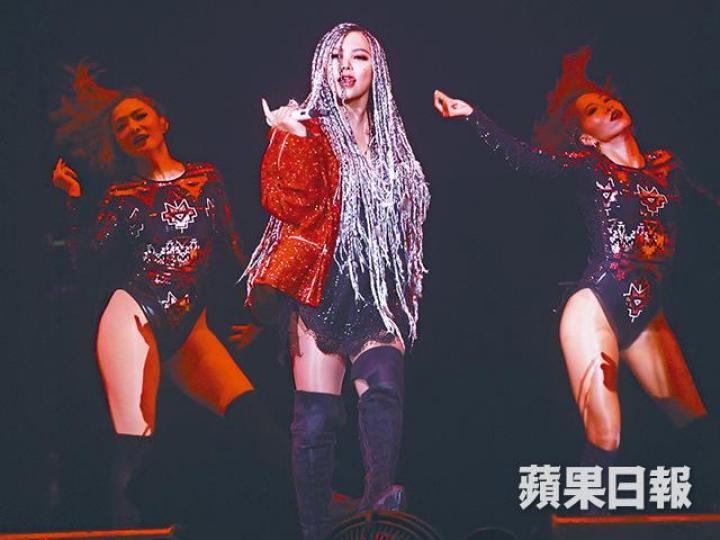 ■張惠妹歌單以快歌為主,整晚又唱又跳。
■張惠妹歌單以快歌為主,整晚又唱又跳。