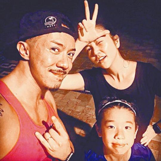 ■謝安琪日前同老公張繼聰同囝囝張瞻一齊夜跑。互聯網圖片 ■謝安琪日前同老公張繼聰同囝囝張瞻一齊夜跑。互聯網圖片