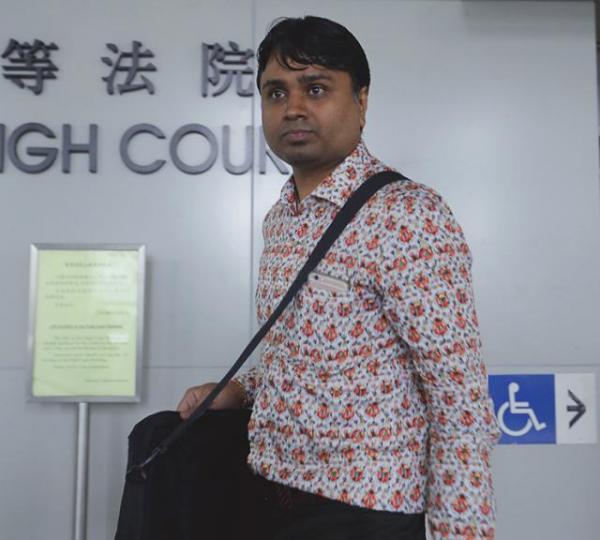■遇襲印度商人Arvind Kanubhai Nasit早前出庭作供觀看事發片段時，不禁低聲哭泣。資料圖片