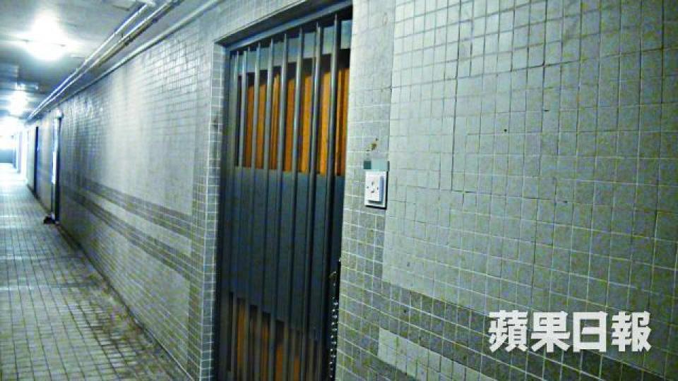 ■案發單位大閘昨被警員鎖上鐵鏈查封。