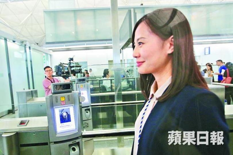 ■機場今起設「離境易」e-道,以容貌識別技術核對訪港旅客面貌特徵。 ■機場今起設「離境易」e-道,以容貌識別技術核對訪港旅客面貌特徵。