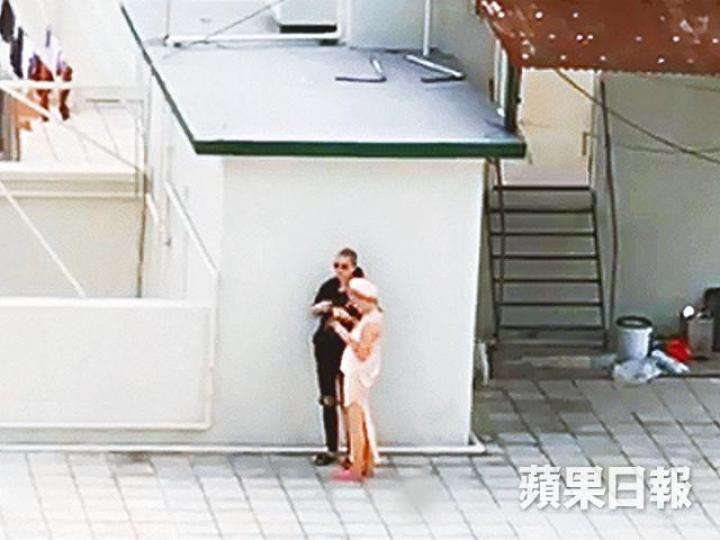 ■卓林與同居女友Andi被拍到在天台互影。讀者提供圖片
