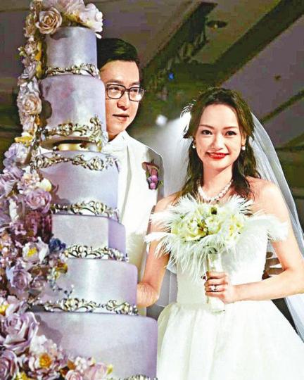 ■丁子高在婚宴上有一班美女相伴。互聯網圖片
■丁子高在婚宴上有一班美女相伴。互聯網圖片