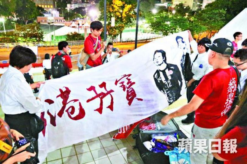 ■球迷進場時,保安人員逐一檢查他們的打氣用品。 ■球迷進場時,保安人員逐一檢查他們的打氣用品。