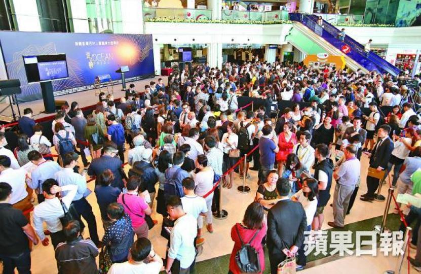■荃灣海之戀發售時吸引大批市民,售樓處氣氛熾熱。■長實上環My Central預計下周開售,昨公開示範單位。 ■荃灣海之戀發售時吸引大批市民,售樓處氣氛熾熱。■長實上環My Central預計下周開售,昨公開示範單位。