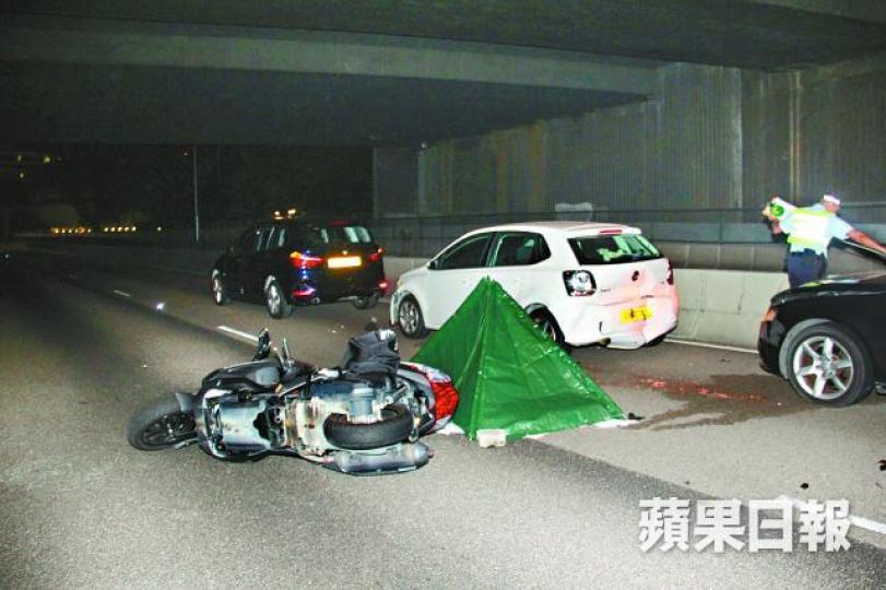■休班警在車禍中當場身亡,現場遺下大灘血迹。 ■休班警在車禍中當場身亡,現場遺下大灘血迹。