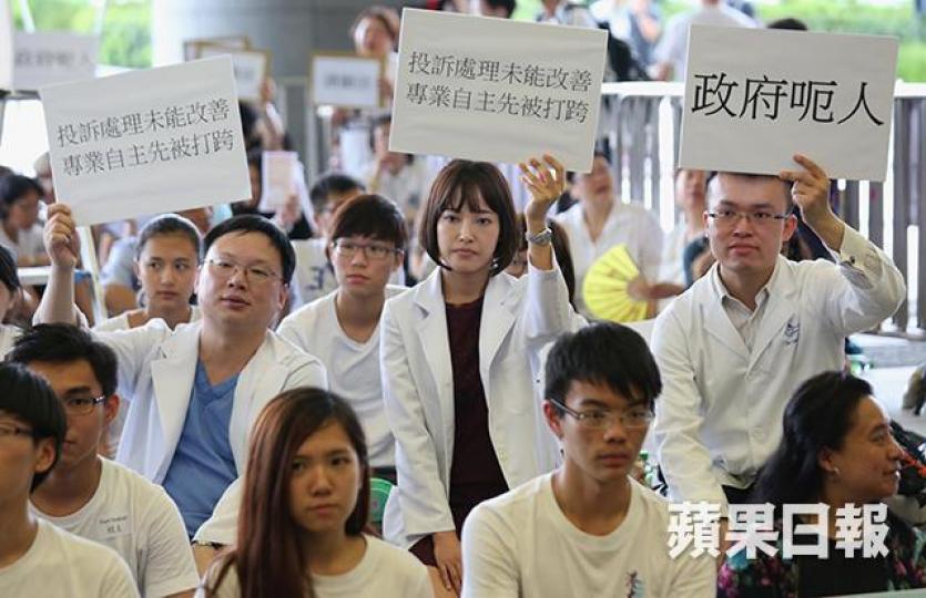 ■去年醫學會發動連日靜坐，迫使政府拉倒舊草案。資料圖片