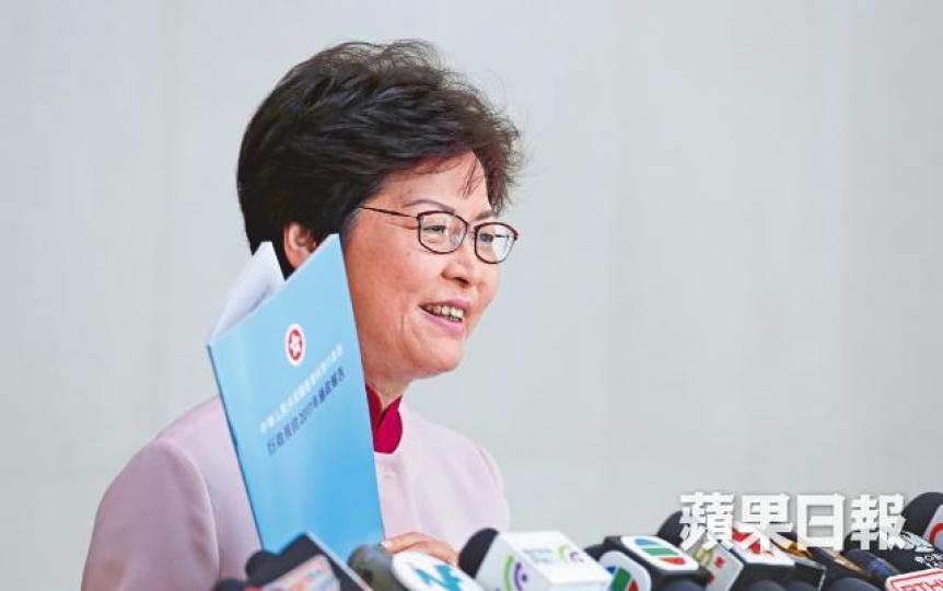 ■林鄭月娥昨出席行會前，罕有讓傳媒先睹以淺藍色做主色的施政報告。易仰民攝