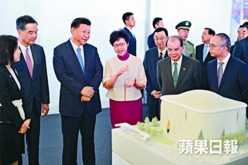 ■習近平訪港期間，林鄭向他介紹西九文化區。

