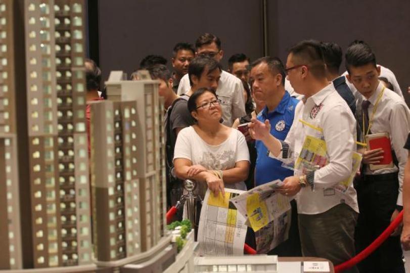 ■一般市民炒股炒樓炒賣智能電話，皆出自一種濁富心態。資料圖片