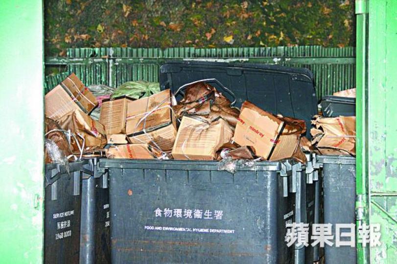 ■工人弄穿膠樽讓液體流出後，紙皮箱則丟於垃圾站內。