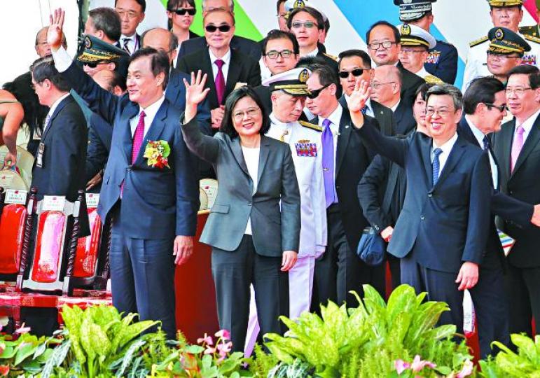 ■蔡英文(中)、副總統陳建仁(右)、立法院長蘇嘉全昨出席雙十節慶典時向嘉賓揮手。美聯社■馬英九在台上觀看舞蹈員賣力表演。■中華民國106周年的國慶大會設在總統府前廣場。台灣《蘋果日報》■國軍三軍儀仗隊在序幕表演拋槍。台灣《蘋果日報》 ■蔡英文(中)、副總統陳建仁(右)、立法院長蘇嘉全昨出席雙十節慶典時向嘉賓揮手。美聯社■馬英九在台上觀看舞蹈員賣力表演。■中華民國106周年的國慶大會設在總統府前廣場。台灣《蘋果日報》■國軍三軍儀仗隊在序幕表演拋槍。台灣《蘋果日報》