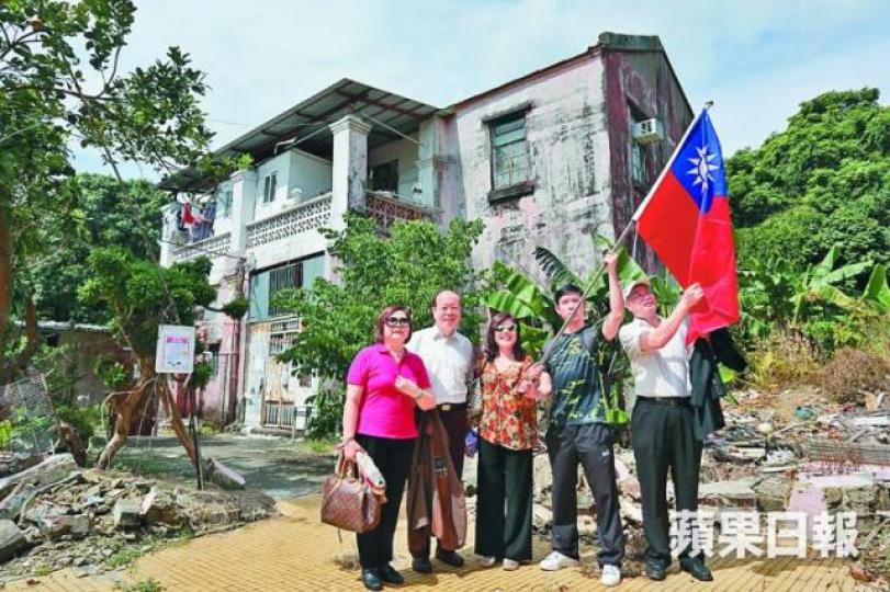 ■本港出席升旗禮人士紅樓前合照。江俊豪攝
■本港出席升旗禮人士紅樓前合照。江俊豪攝