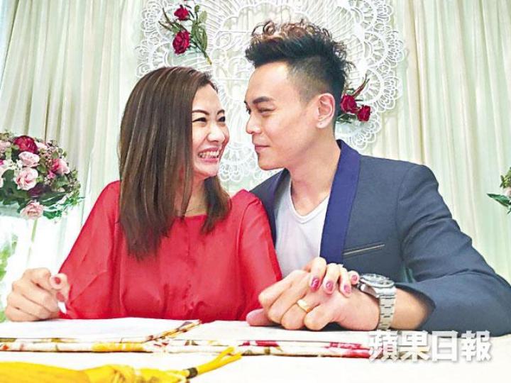 ■李天翔與女友BoBo昨日簽紙結婚。
■李天翔與女友BoBo昨日簽紙結婚。