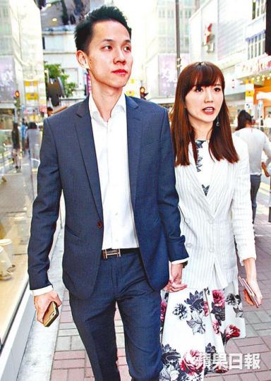 ■吳若希昨日與Alex簽紙,並將在外地教堂舉行婚禮。
■吳若希昨日與Alex簽紙,並將在外地教堂舉行婚禮。