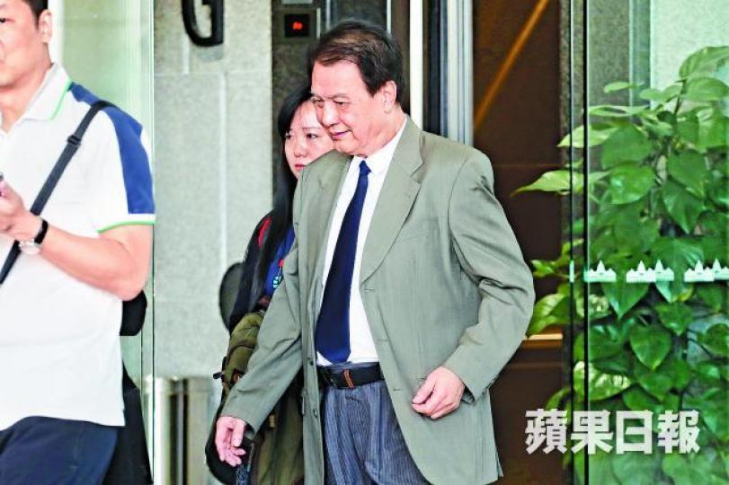 ■保單投保人丈夫周先生昨到西九龍法院大樓,代表太太出庭應訊。朱永倫攝 ■保單投保人丈夫周先生昨到西九龍法院大樓,代表太太出庭應訊。朱永倫攝