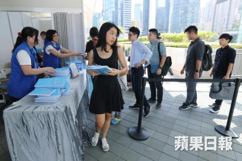 ■政府將推出透過自薦加入政府委員會計劃,增加青年議政及論政機會。謝榮耀攝■記者會歷時個半小時,傳媒提問最多的是港獨、23條等政治議題,林鄭一度不耐煩。謝榮耀攝■施政報告以「一起同行」為題,惟昨有請願人士不滿林鄭拒推全民退保,向其座駕擲三文治。■林鄭已經高度濃縮施政報告演辭,仍無阻行會成員李國章(右二)悶極入睡。 ■政府將推出透過自薦加入政府委員會計劃,增加青年議政及論政機會。謝榮耀攝■記者會歷時個半小時,傳媒提問最多的是港獨、23條等政治議題,林鄭一度不耐煩。謝榮耀攝■施政報告以「一起同行」為題,惟昨有請願人士不滿林鄭拒推全民退保,向其座駕擲三文治。■林鄭已經高度濃縮施政報告演辭,仍無阻行會成員李國章(右二)悶極入睡。