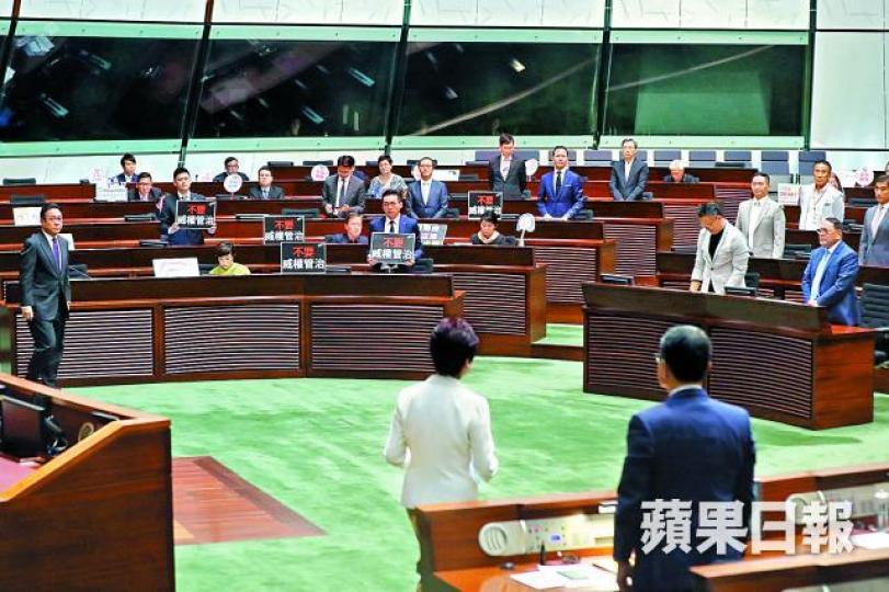 ■泛民議員在林鄭宣讀施政報告演辭期間，展示印有「不要威權管治」的標語。謝榮耀攝