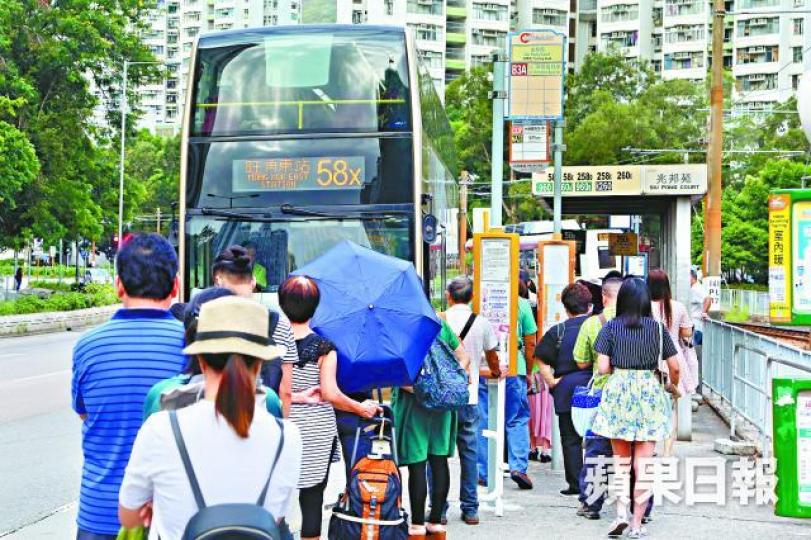 ■市民未來一年用八達通乘搭公共交通工具,每月車費超出400元以上可獲25%補貼。江俊豪攝 ■市民未來一年用八達通乘搭公共交通工具,每月車費超出400元以上可獲25%補貼。江俊豪攝