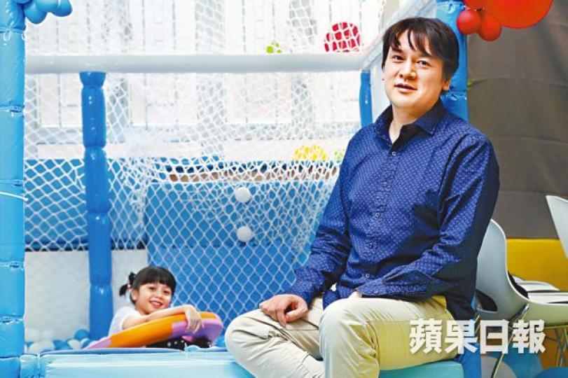 ■洪楗華為再亮相幕前努力減咗30磅。■洪楗華同囡囡玩遊戲個樣都十足大細路。■熱爆K歌《我失戀你悲傷》原唱者洪楗華,早前亮相《流行經典50年》唱Live。電視圖片 ■洪楗華為再亮相幕前努力減咗30磅。■洪楗華同囡囡玩遊戲個樣都十足大細路。■熱爆K歌《我失戀你悲傷》原唱者洪楗華,早前亮相《流行經典50年》唱Live。電視圖片