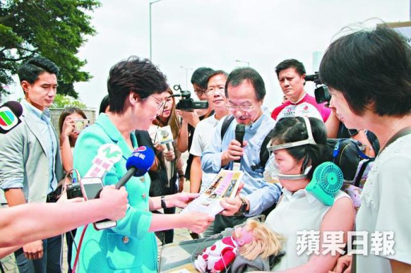 ■脊髓肌肉萎縮症患者周佩珊周日向林鄭月娥提交建議書。 ■脊髓肌肉萎縮症患者周佩珊周日向林鄭月娥提交建議書。
